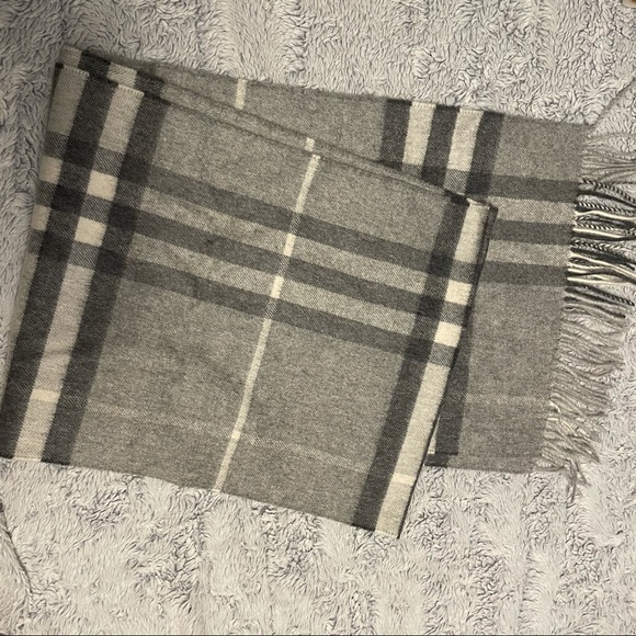 COPY - Burberry pale grey cashmere scarf - Picture 2 of 3